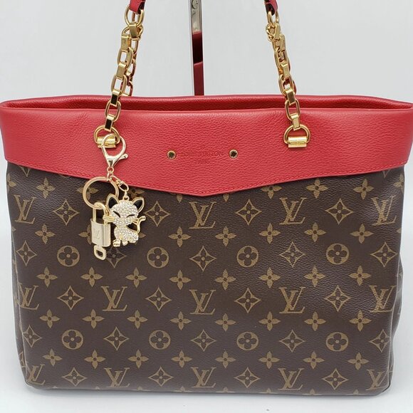 Authentic Louis Vuitton Lock & Key with unbranded Rhinestone Cat Keycharm - Picture 8 of 8